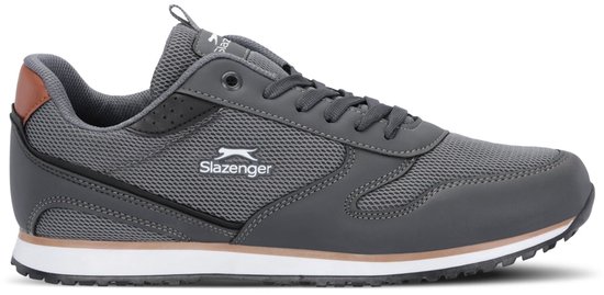 Zijaanzicht van een grijze Slazenger sneaker met mesh, witte zool en bruin accent.