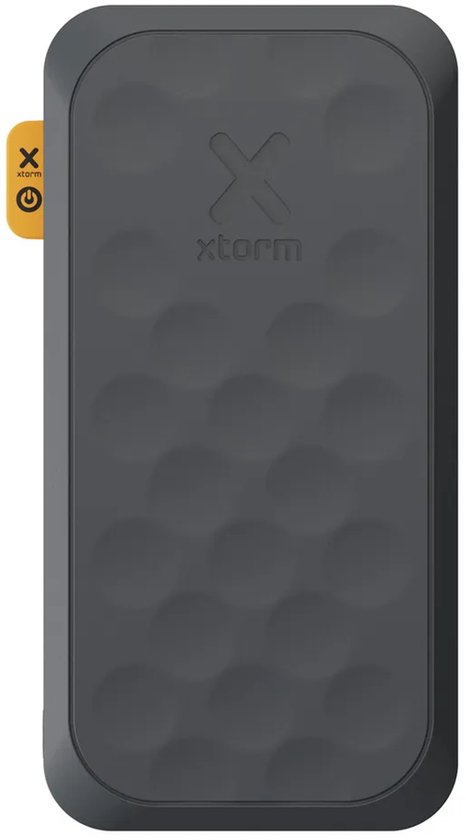 Frontale aanzicht van de zwarte Xtorm powerbank met textuur en oranje knop.