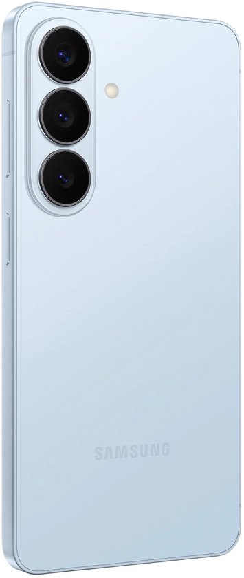 Achterkant van een lichtblauwe Samsung smartphone, getoond in een hoek van 45 graden.