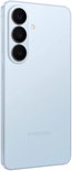 Achterkant van een lichtblauwe Samsung smartphone, getoond in een hoek van 45 graden.