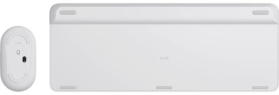 Onderkant van een wit toetsenbord met aanduiding K470 en een witte muis met modelnummer M340.