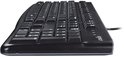 Zijaanzicht van een zwart Logitech K120 bedraad toetsenbord.