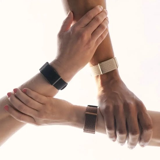 Drie armen verbonden in het midden, elk met een Polar Loop fitness-tracker in verschillende kleuren.