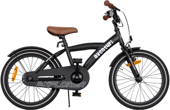 Rechterzijaanzicht van een zwarte Aventuri kinderfiets met bruin zadel en 'Explorer' tekst op de kettingkast.