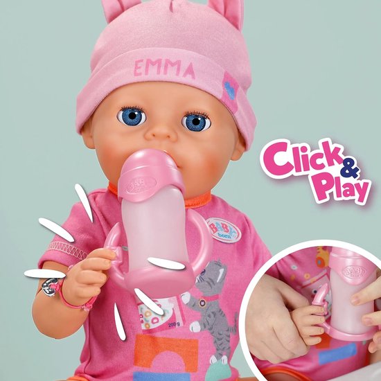 BABY born pop Emma met roze mutsje en flesje. Inzet toont handen die het Click & Play flesje vasthouden.