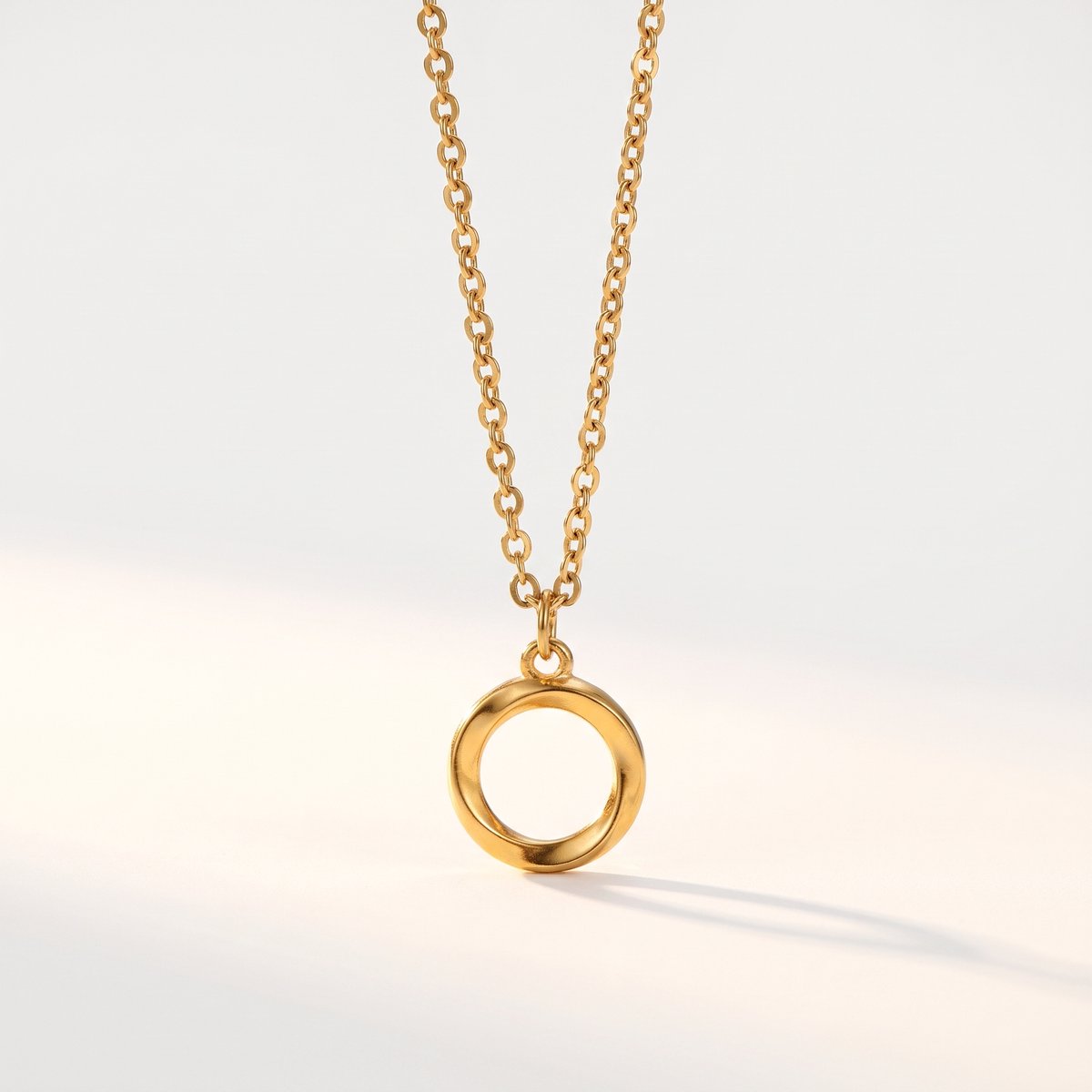 Lundholm Bo Ketting Dames Goudkleurig – Premium Stainless Steel Gold PVD Plated – Ketting met Ronde Open Hanger – Minimalistische Damesketting 38 + 7 cm - Waterproof & Hypoallergeen Vrouwen Cadeautjes – Scandinavisch Design