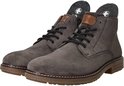 Grijze suède Rieker veterboots met zwarte veters en een bruine zool. De binnenzijde toont een grijs met zwarte inlegzool.