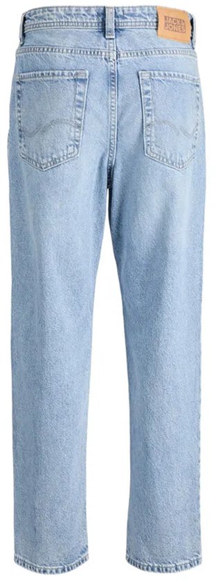Achterkant lichtblauwe jeans met rechte pijpen, twee zakken en een bruin merklabel.