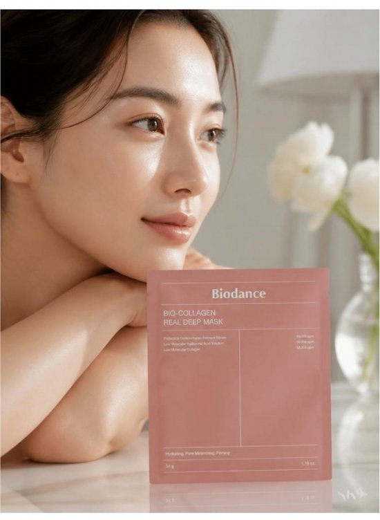 Vrouw met zacht gloeiende huid, naast de verpakking van Biodance Bio-Collagen Real Deep Mask.