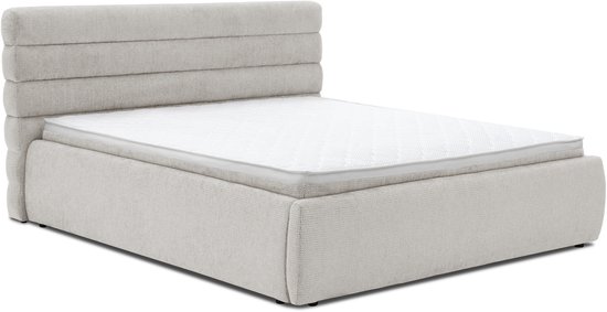 Lit double beige avec tête de lit rembourrée à rayures horizontales et matelas blanc sur fond blanc.