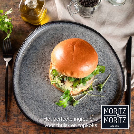 Grijze aardewerken bord met een hamburger, met "MORITZ & MORITZ estd. 2017" logo.