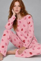 JANE WOLF Dames Pyjama Set 2-delig - Lange Mouw - Roze met Lippenprint - Relaxed Fit - Wijde Lange Broek - Model 4688 Maat L