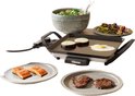 Tristar grillplaat met zalmfilet, biefstuk, courgette schijfjes en een gebakken ei.