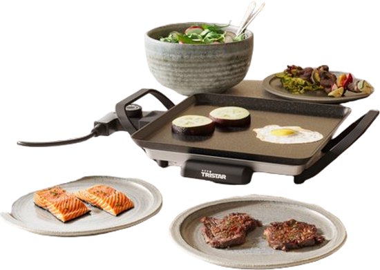Tristar grillplaat met zalmfilet, biefstuk, courgette schijfjes en een gebakken ei.