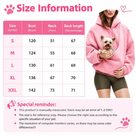 Vrouw in oversized roze fleece hoodie met zak voor hond, met maatinformatie.