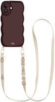 xoxo Wildhearts Glossy Wavy Cord Case Burgundy - Geschikt voor iPhone 16 Plus - Lanyard Strap (Beige) - Lang koord - Glimmend telefoonhoesje met golven - Hoesje met koord - Stevig telefoonkoord - Lange telefoonketting - Bordeaux rood hoesje