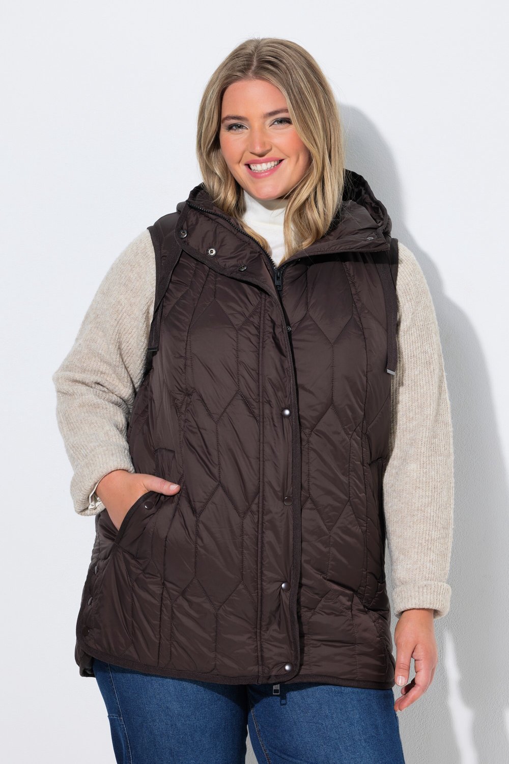 Ulla Popken - Dames - HYPRAR doorgestikte bodywarmer waterafstotend capuchon - Dennenbruin - Maat 50+