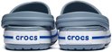 Achterkant van twee grijze Crocs clogs met de tekst "CROCS" op de zijkant, omringd door blauwe en witte lijnen.