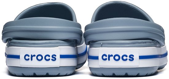 Achterkant van twee grijze Crocs clogs met de tekst "CROCS" op de zijkant, omringd door blauwe en witte lijnen.