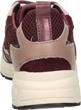 Achterkant wijnrode sneaker met taupe en metallic details, vetersluiting en witte zool.