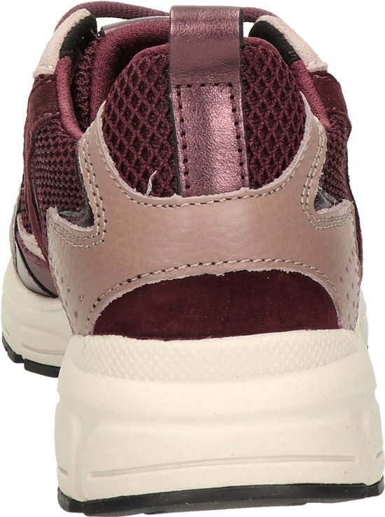 Achterkant wijnrode sneaker met taupe en metallic details, vetersluiting en witte zool.
