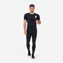 Man met zwarte fietsbroek met bretels en zwart T-shirt, met Rogelli logo op de broek.