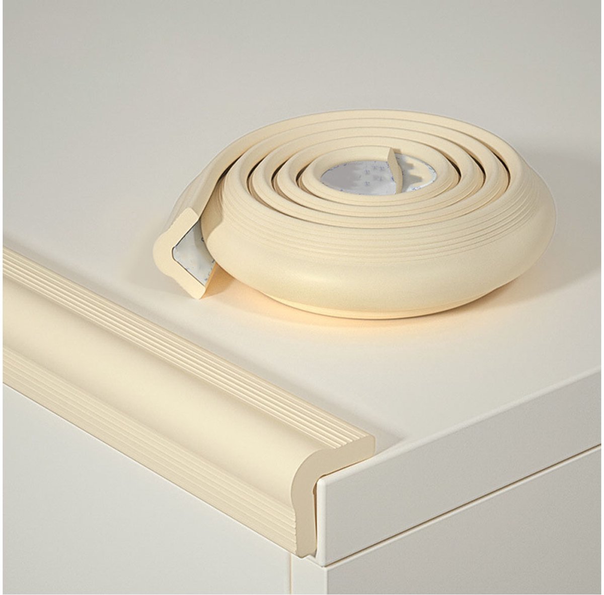 randbescherming - hoekbeschermers - Meubelhoekbeschermers - 1 stuk - tafelhoek beschermers voor kinderen - hoekbeschermers tafe - hoek beschermers - 2m - randbeschermingsstrips - - Geschikt voor tafel en meubelranden - Beige