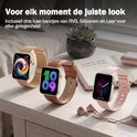 Drie gouden smartwatches met verschillende bandjes (mesh, leer, siliconen) op een houten nachtkastje, toont veelzijdigheid.