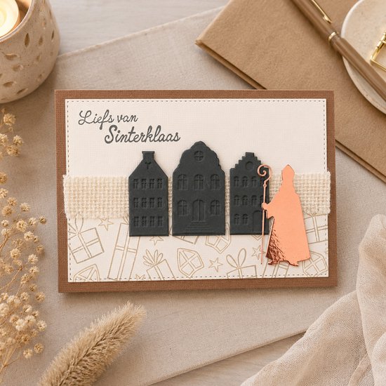 Kaart met grijze grachtenpanden en koperkleurige Sinterklaasfiguur. Tekst 'Liefs van Sinterklaas'.