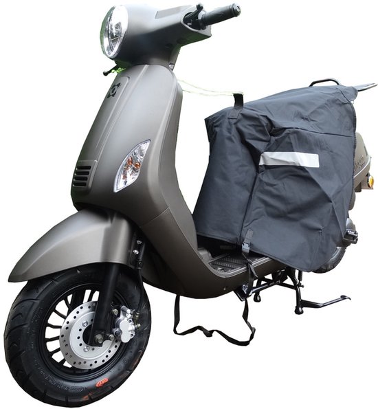 Donkergrijze scooter met zwarte scooterhoes met reflecterende streep, zilveren velgen.