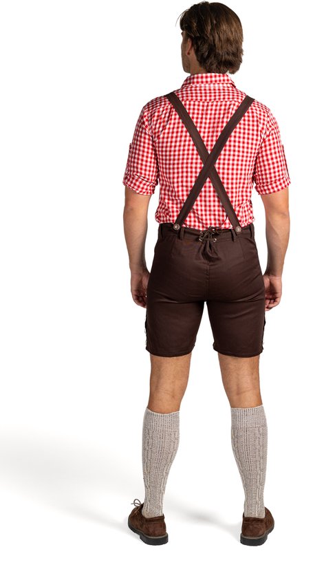 Man met de rug naar de kijker, draagt rood-wit geblokt overhemd, bruine lederhosen met bretels en grijze sokken.