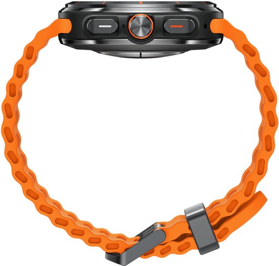Zijaanzicht van grijze smartwatch met oranje band met perforaties en metalen gesp.
