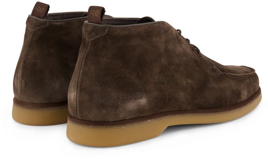 Paar bruine suède chukka boots, van achteren gezien, met vetersluiting en gummi zool.
