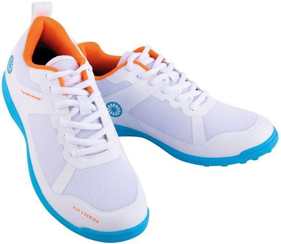 Witte sportschoenen voor junioren met oranje voering en blauwe zool. "The Indian Maharadja" en "XJ5.3 SERIES" op de schoen.