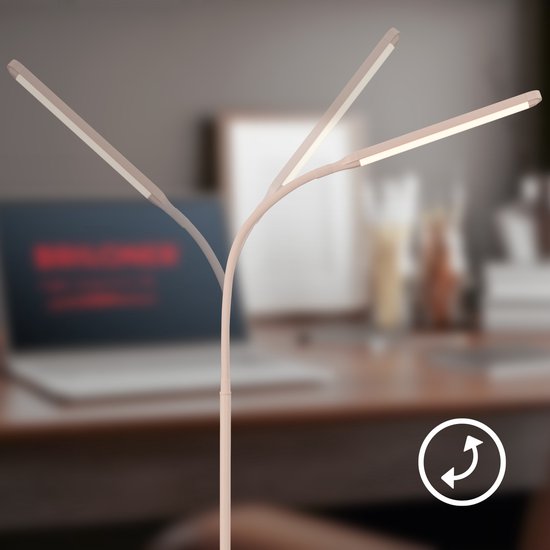 Een beige vloerlamp met een verstelbare arm die in drie verschillende posities wordt getoond, met kantoorapparatuur op de achtergrond.