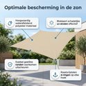 Beige vierkant schaduwdoek van waterafstotend polyester, met dubbel gestikte randen en roestvrijstalen d-ringen.