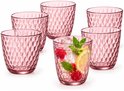 Cinq verres roses à motif nid d'abeille, dont un rempli de glaçons, de framboises et de citron.