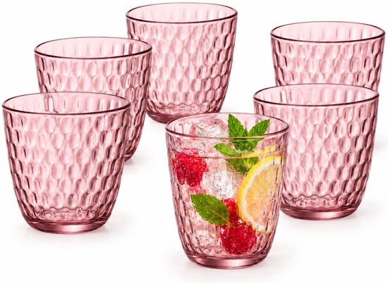 Cinq verres roses à motif nid d'abeille, dont un rempli de glaçons, de framboises et de citron.