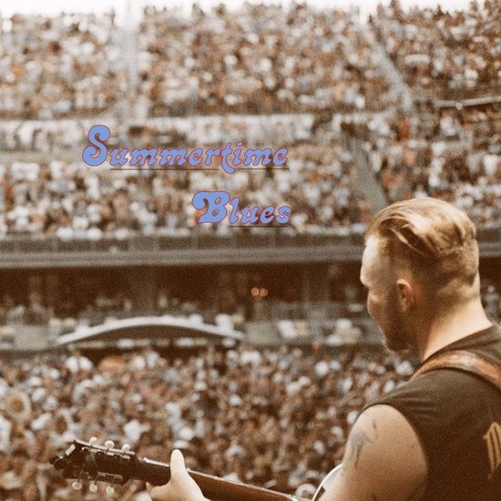 Een artiest speelt gitaar op een podium voor een menigte met het opschrift 'Summertime Blues'.