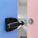 Zwarte magneetsnapper gemonteerd op een blauwe deur, met metalen plaat op een roze deur.