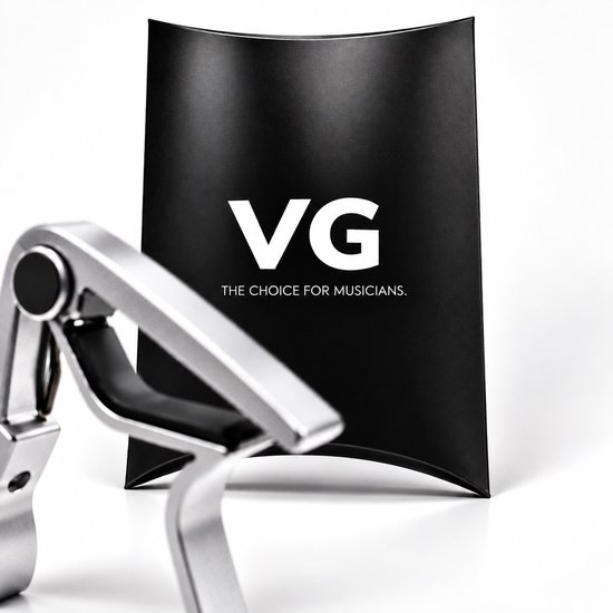 Zilveren gitaarcapo voorop een zwarte verpakking met het witte logo "VG" en de tekst "The choice for musicians".