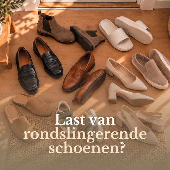 Diverse schoenen op een houten vloer met de tekst 'Last van rondslingerende schoenen?'.