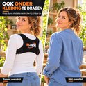 Vrouw toont de Nazrom rugbrace onder en zonder kleding voor een discreet ontwerp.