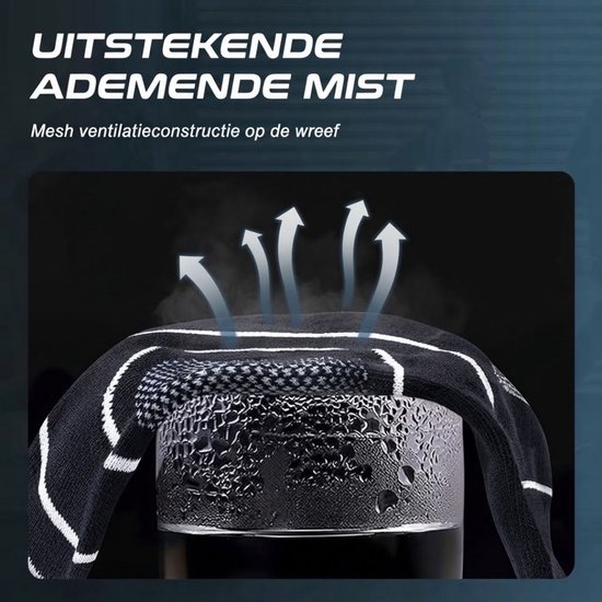 Sok bovenop een vochtig glas met stoom, wat de 'Ademende mist' en ventilatieconstructie op de wreef illustreert.