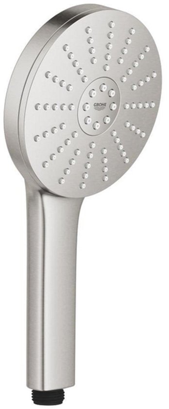 Schuin aanzicht van een geborstelde handdouche met witte sproeigaatjes in een rond patroon en GROHE logo.