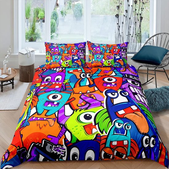 Beddengoedset met een levendig graffiti-monsterpatroon op een bed in een lichte kamer.