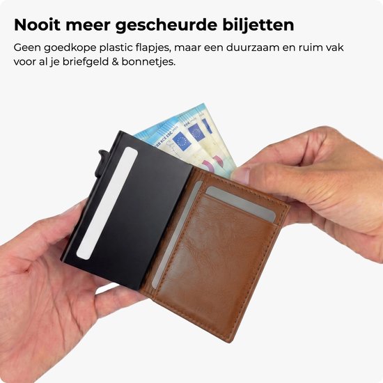 Bruine Vylento pasjeshouder in de hand, geopend met briefgeld in het vak.