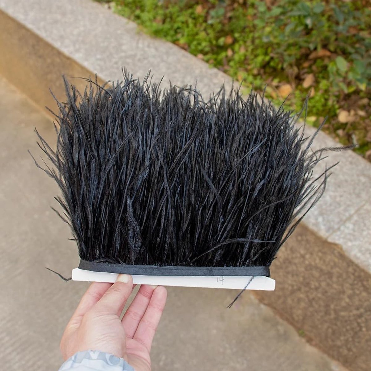 1 m natuurlijke struisvogelveren, rand pluche veerband om te knutselen, veren, franjes, met satijnen lint voor doe-het-zelf naaien, hoed, kleding, kostuumdecoratie, zwart, 8-10 cm