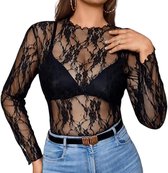 Zwart kanten shirt met lange mouwen, gedragen over een zwarte bh met een blauwe jeans met riem.