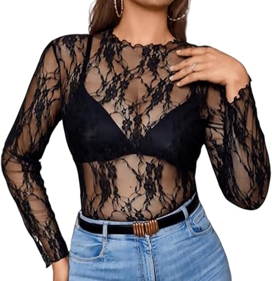 Zwart kanten shirt met lange mouwen, gedragen over een zwarte bh met een blauwe jeans met riem.